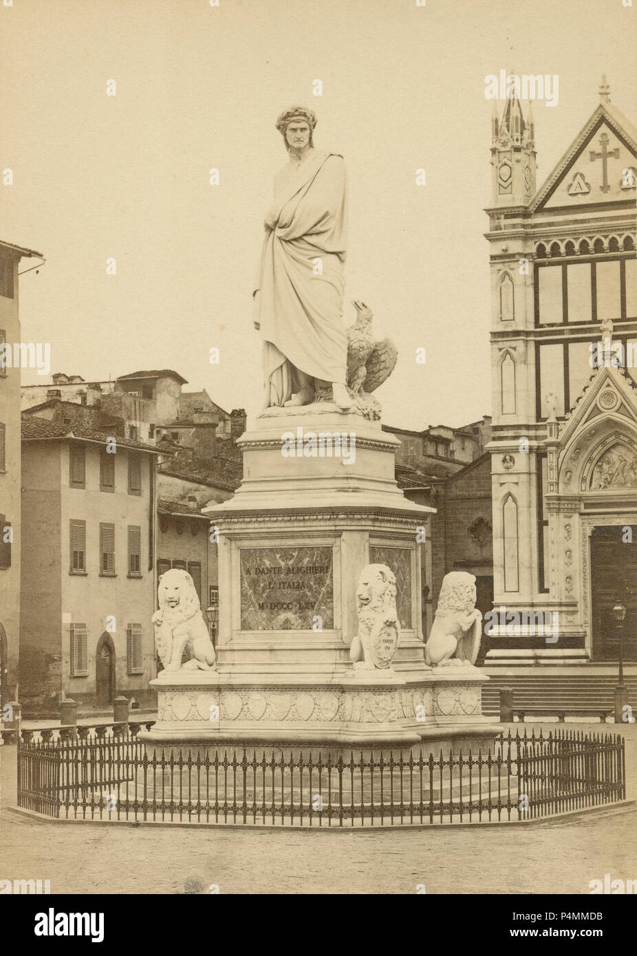 Antique circa 1880 fotografia e la statua di Dante Alighieri in Piazza Santa Croce, accanto alla Basilica di Santa Croce, Firenze, Italia. Fu costruita nel 1865 da scultore italiano Enrico Pazzi. Fonte: fotografia originale Foto Stock