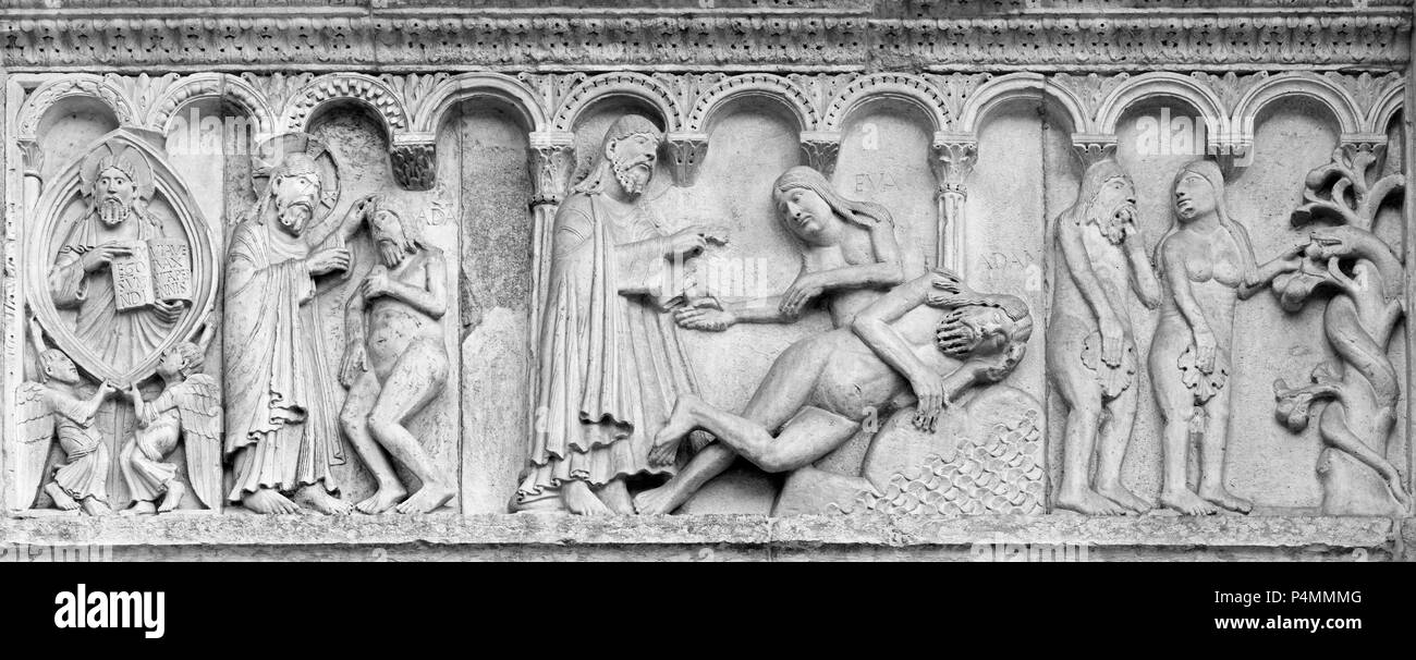 MODENA, Italia - 14 Aprile 2018: il rilievo romanico della creazione dell uomo e della donna sulla facciata del Duomo di Modena. Foto Stock