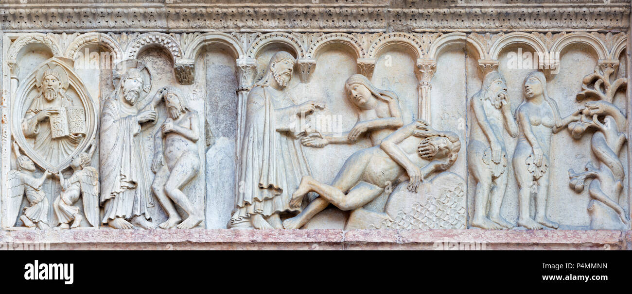 MODENA, Italia - 14 Aprile 2018: il rilievo romanico della creazione dell uomo e della donna sulla facciata del Duomo di Modena. Foto Stock