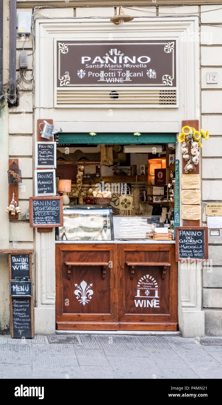 Firenze, Italia. 1 giugno 2018: piccolo e tipico negozio chiamato Panino nella piazza di Sata Maria Novella di vendita di alimenti con cartelloni dipinti con chalk in i Foto Stock