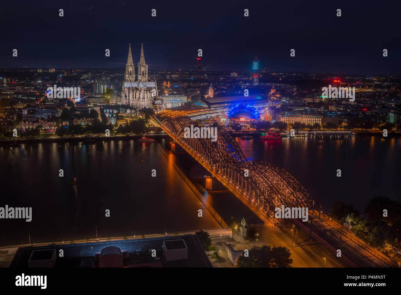 Vista notturna sulla città di Colonia, Germania dal di sopra - centro storico con il Duomo di Colonia cattedrale, Hohenzollern-Bridge e Fiume Reno Foto Stock