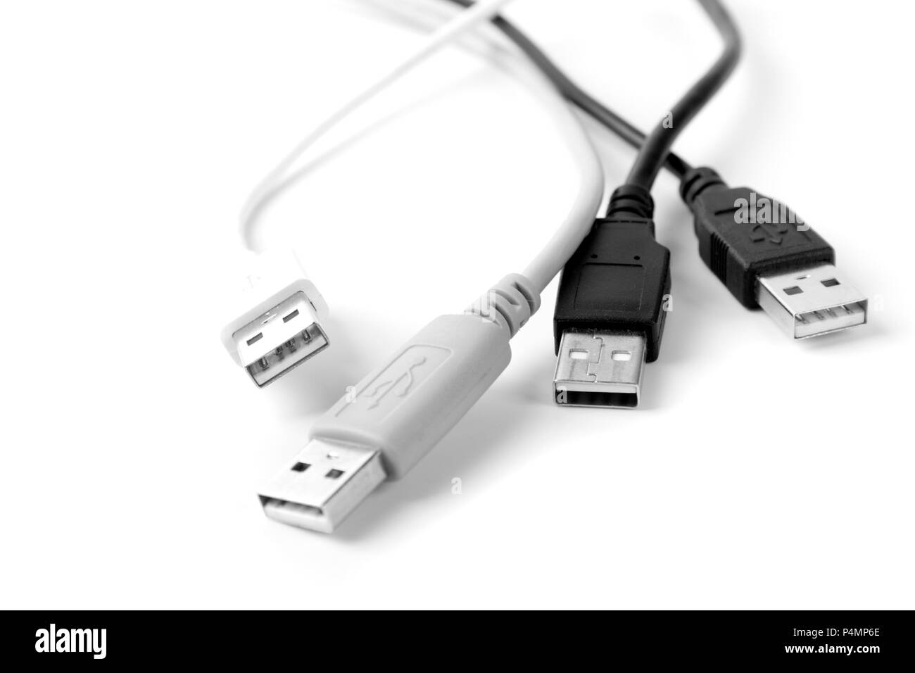 Alcuni cavo usb su sfondo bianco Foto Stock