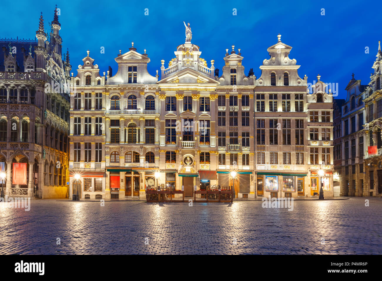 Grand Place piazza di sera in Belgio, a Bruxelles Foto Stock
