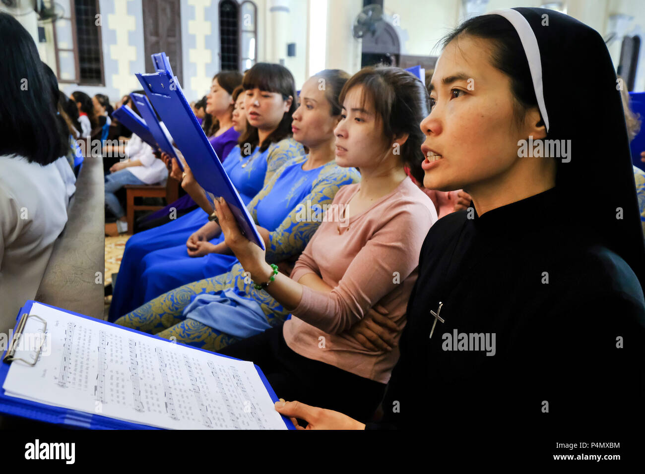 La Messa domenicale nella chiesa cattolica di Phu Ly (Ha Nam provincia) vicino a Hanoi, Vietnam - Sonntagsmesse in der katholischen Kirche von Phu Ly (ha) Nam-Provinz nahe Hanoi, Vietnam Foto Stock