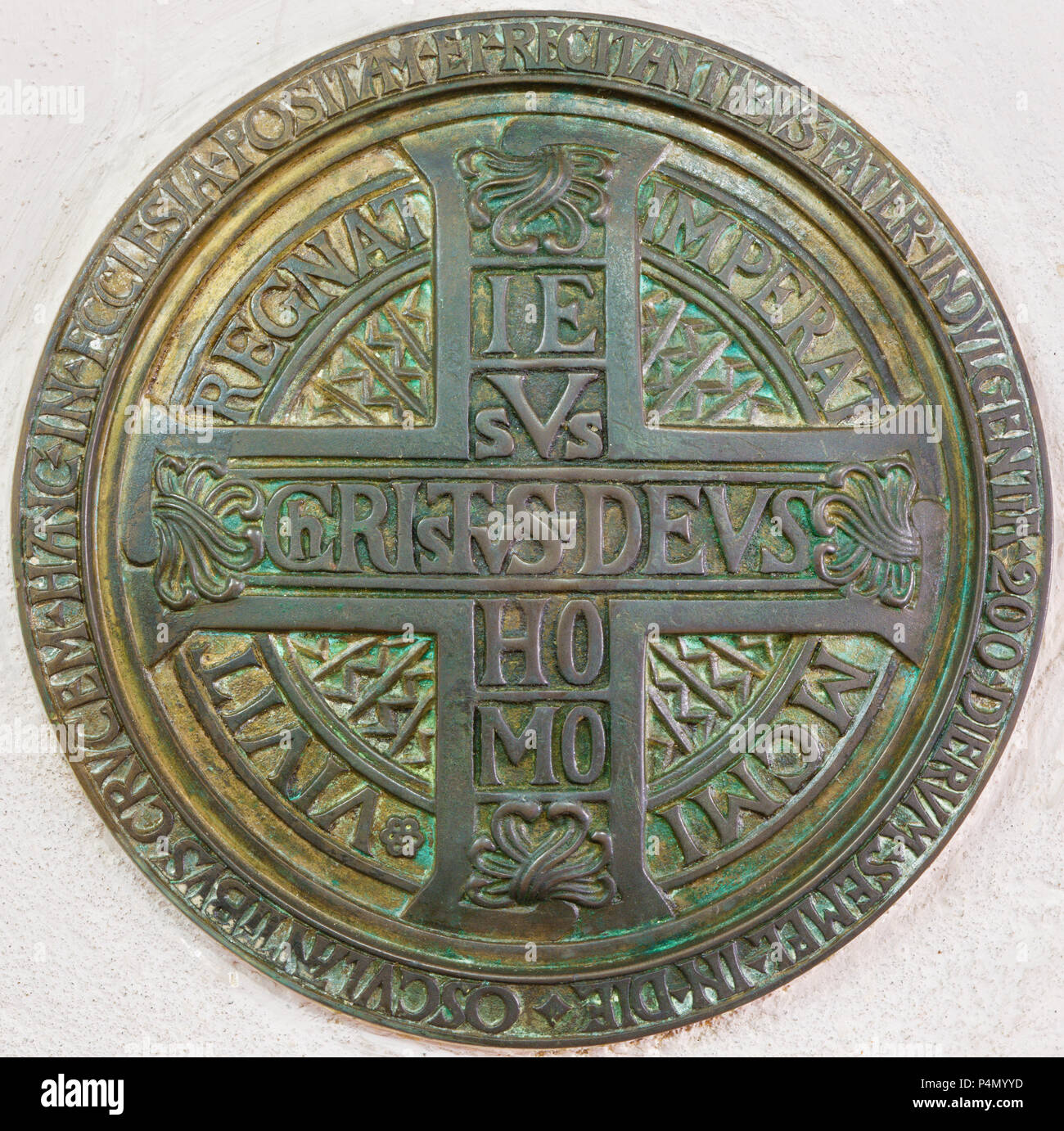 PARMA, Italia - 16 Aprile 2018: la consacrazione di bronzo croce nella parete della Chiesa della Santissima Annunziata Foto Stock