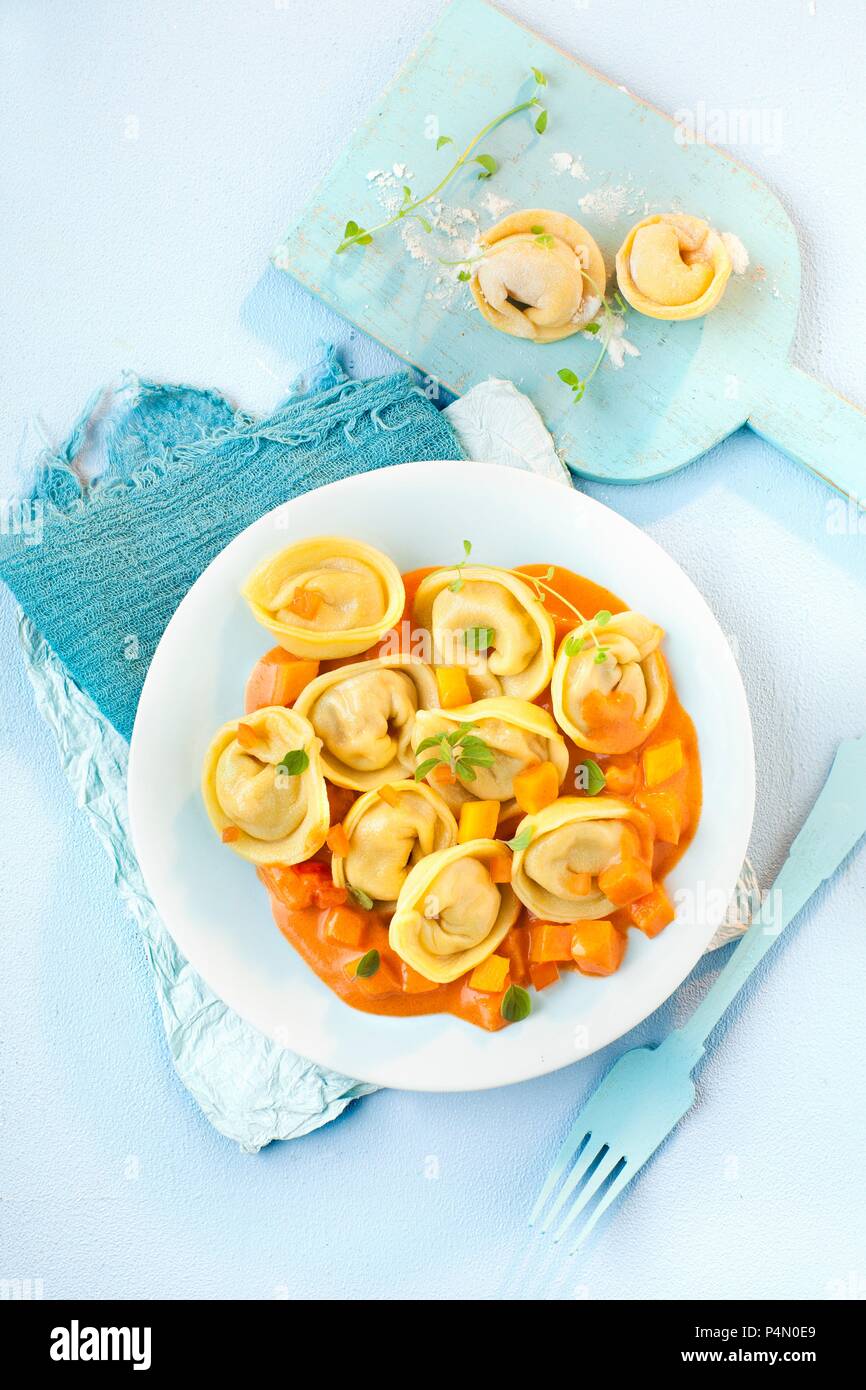 Formaggio tortellini in pomodoro e salsa di zucca Foto Stock