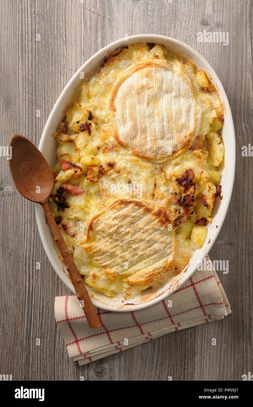 Tartiflette (patata cuocere con il Reblochon formaggio, Francia) Foto Stock