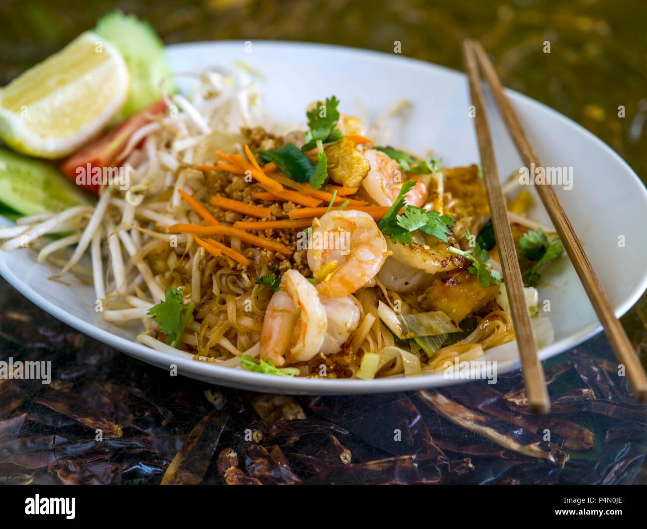 Curry di verdure con i gamberi fritti (Thailandia) Foto Stock