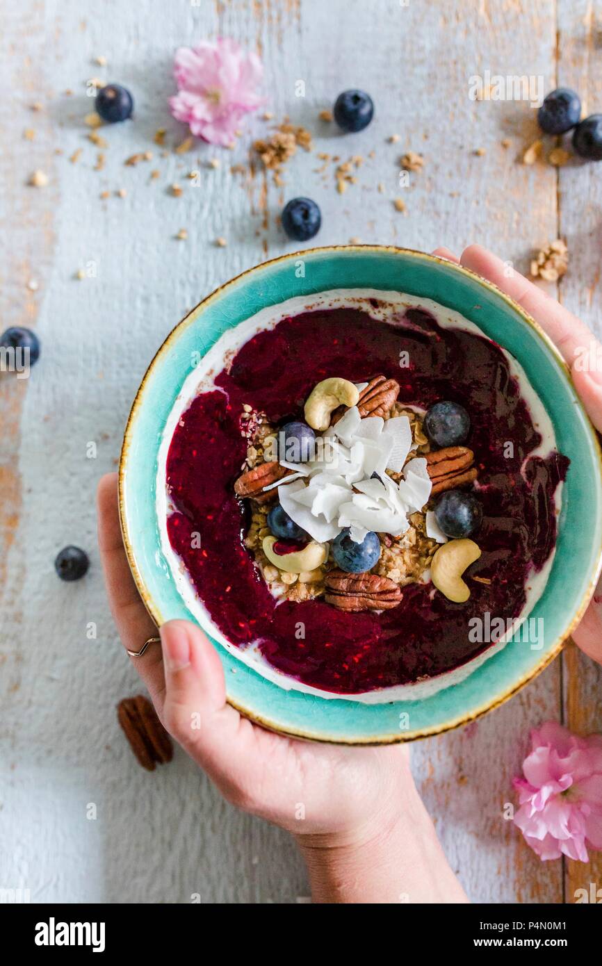 Una ciotola frullato con frutti di bosco e i dadi Foto Stock