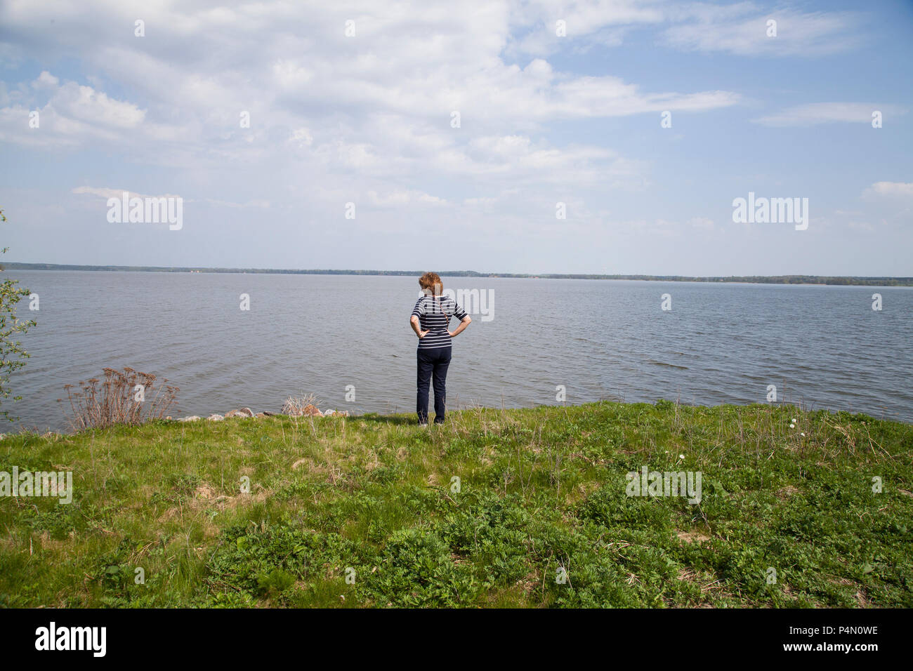 HJÄLMAREN Södermanland-Närke 2018 donne si affacciano sul quarto svedese più grande lago, Foto Stock