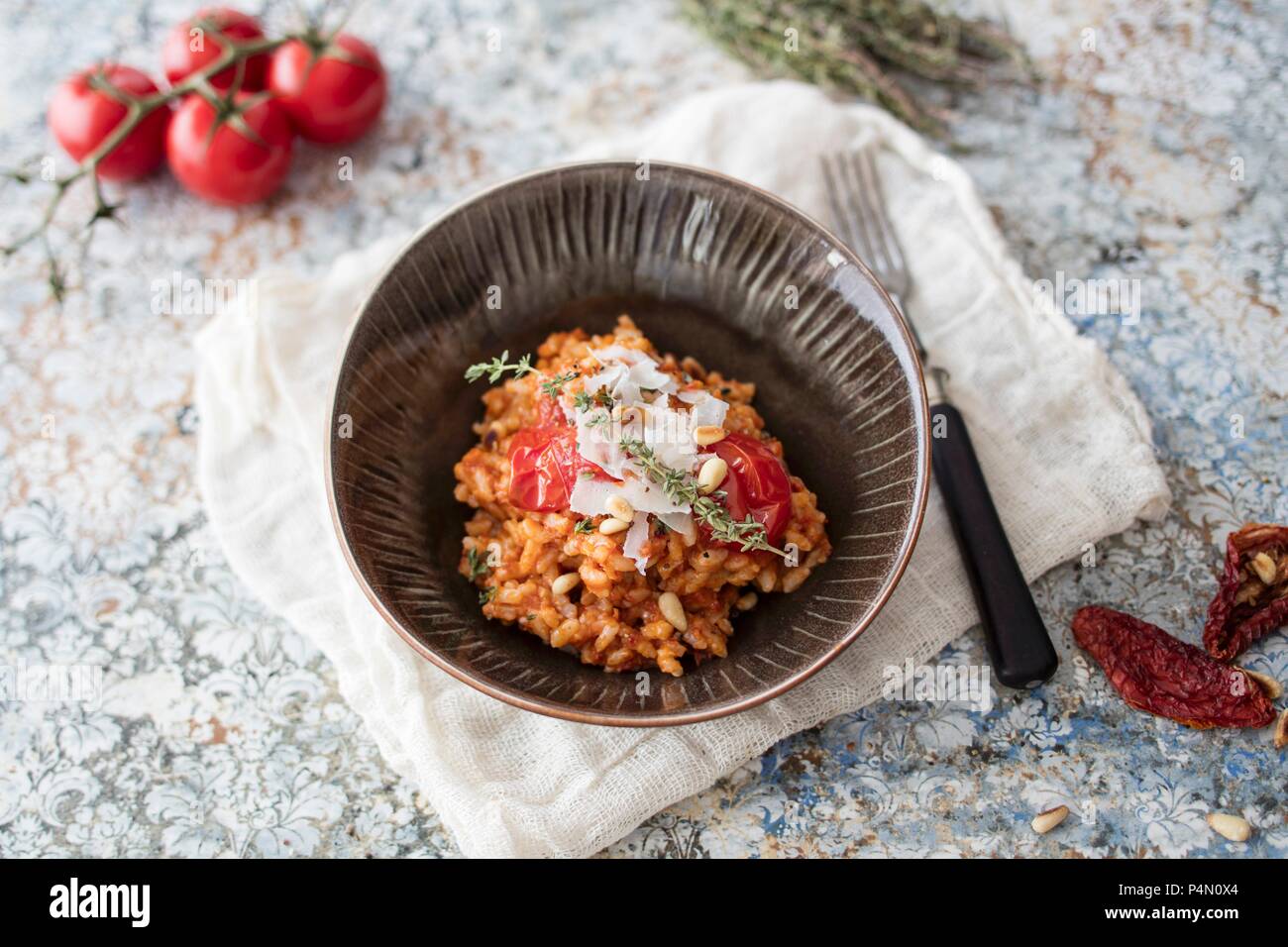 Una scodella di risotto con pomodori secchi Foto Stock