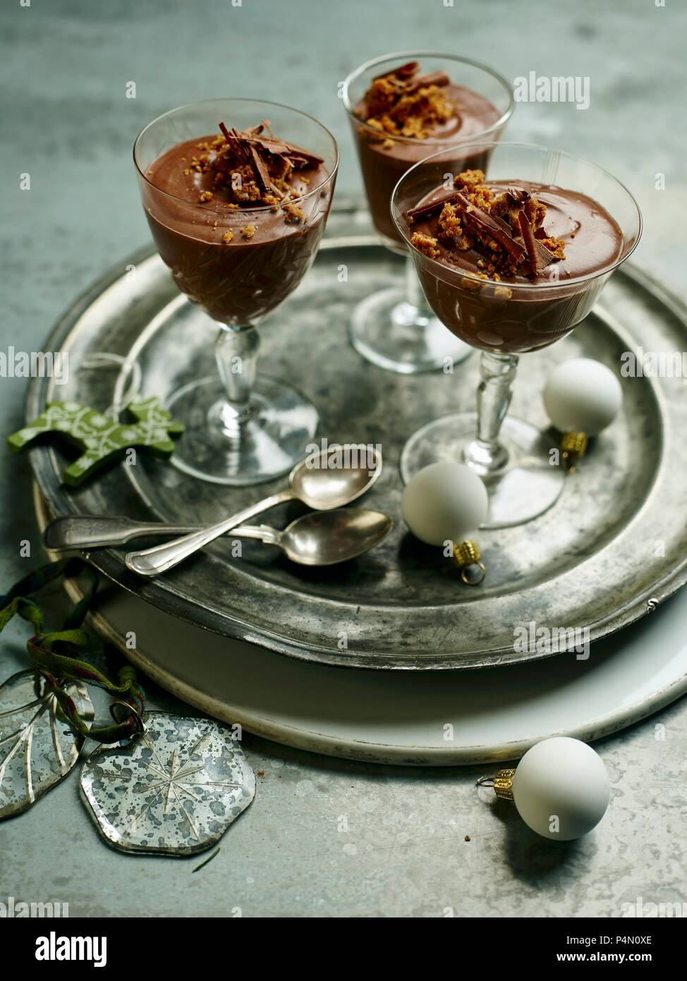 Mousse al cioccolato guarnita con scaglie di cioccolato Foto Stock