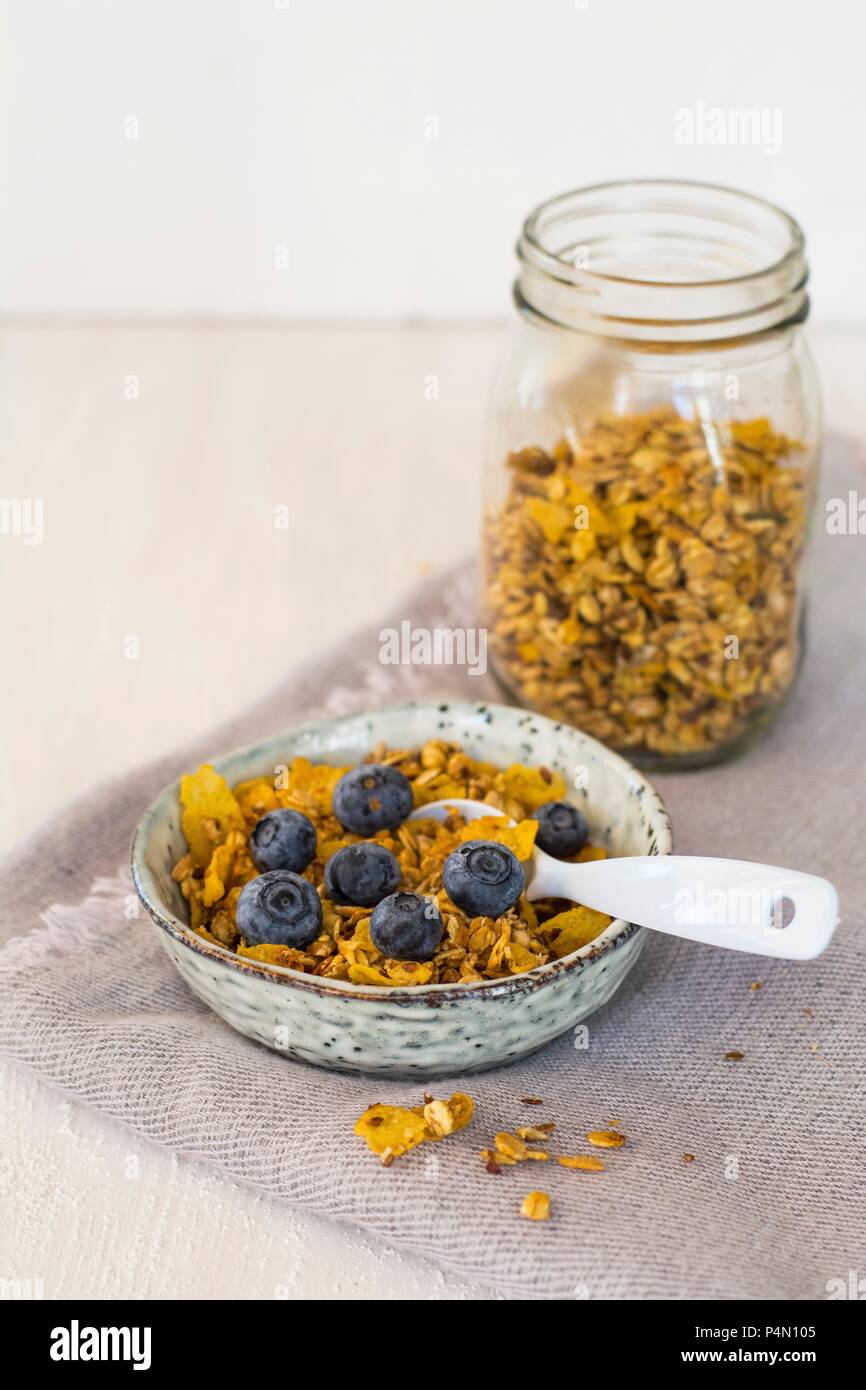 Muesli al forno con mirtilli Foto Stock