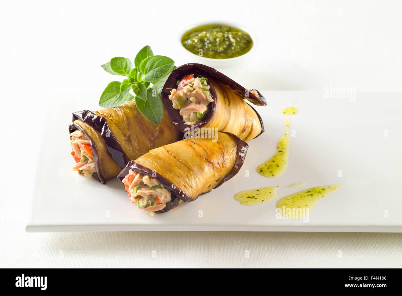 Rotoli di melanzane riempite con tonno Foto Stock