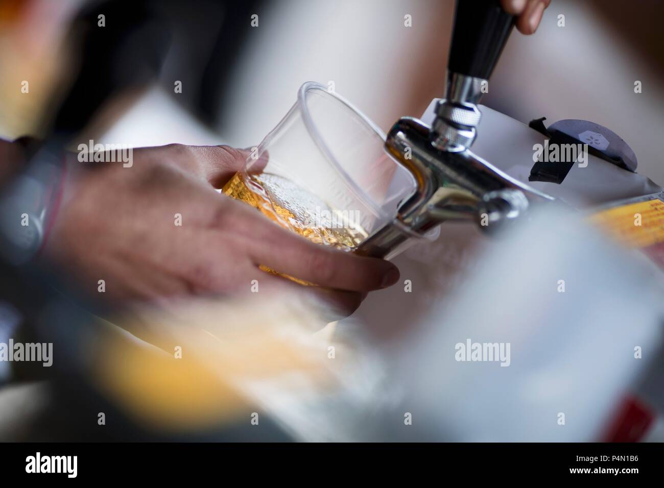 Il succo di mela essendo tappato Foto Stock