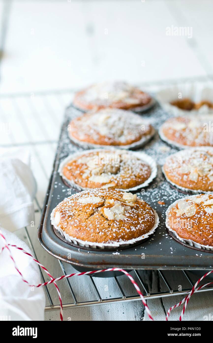 Muffin alla mandorla in un muffin tin Foto Stock