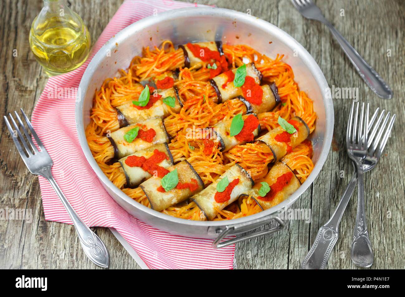 Rotoli di melanzane con spaghetti al pomodoro Foto Stock