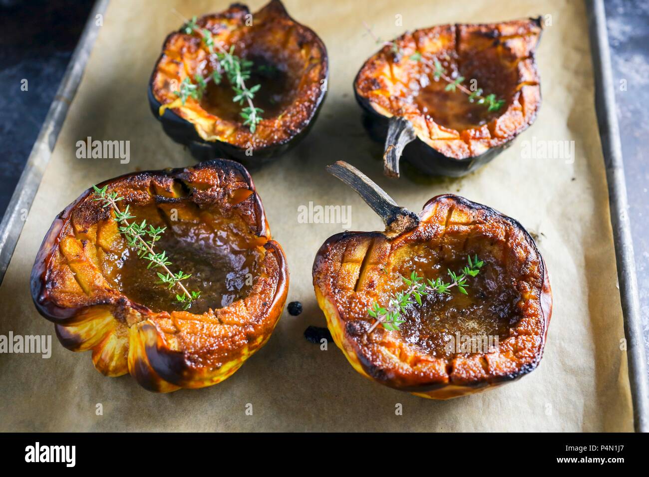 Zucche arrosto con timo su una placca da forno Foto Stock