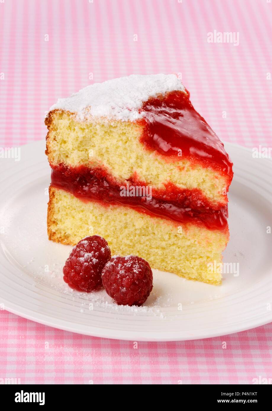 Un pezzo di torta di lamponi con marmellata Foto Stock