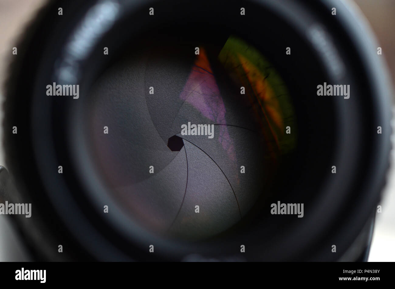 Frammento di un ritratto lente per una moderna fotocamera reflex. Una fotografia di un ampia apertura lente con una lunghezza focale di 50mm . Foto Stock