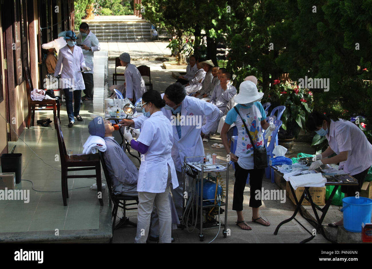 Un open air Public dental clinic in un parco di Dalat, Vietnam. Un viaggio di trattamento dentale centro. Foto Stock
