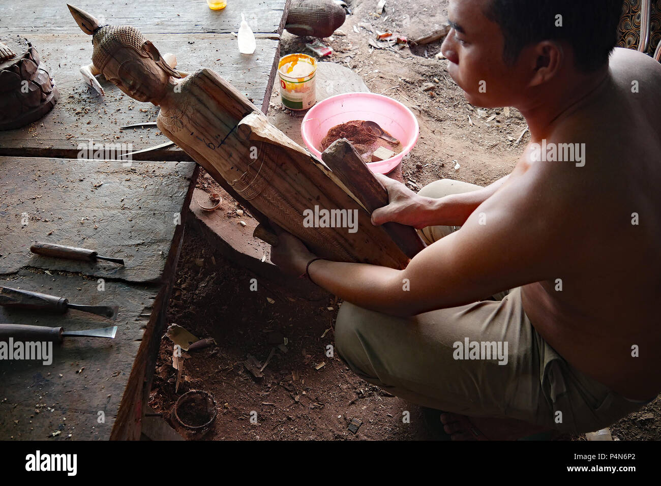 Rigenerate vecchia casa sono dei blocchi di legno riciclato e trasformato in opere d'arte da abili artigiani in una stradina 'studio workshop' in Cambogia. Foto Stock