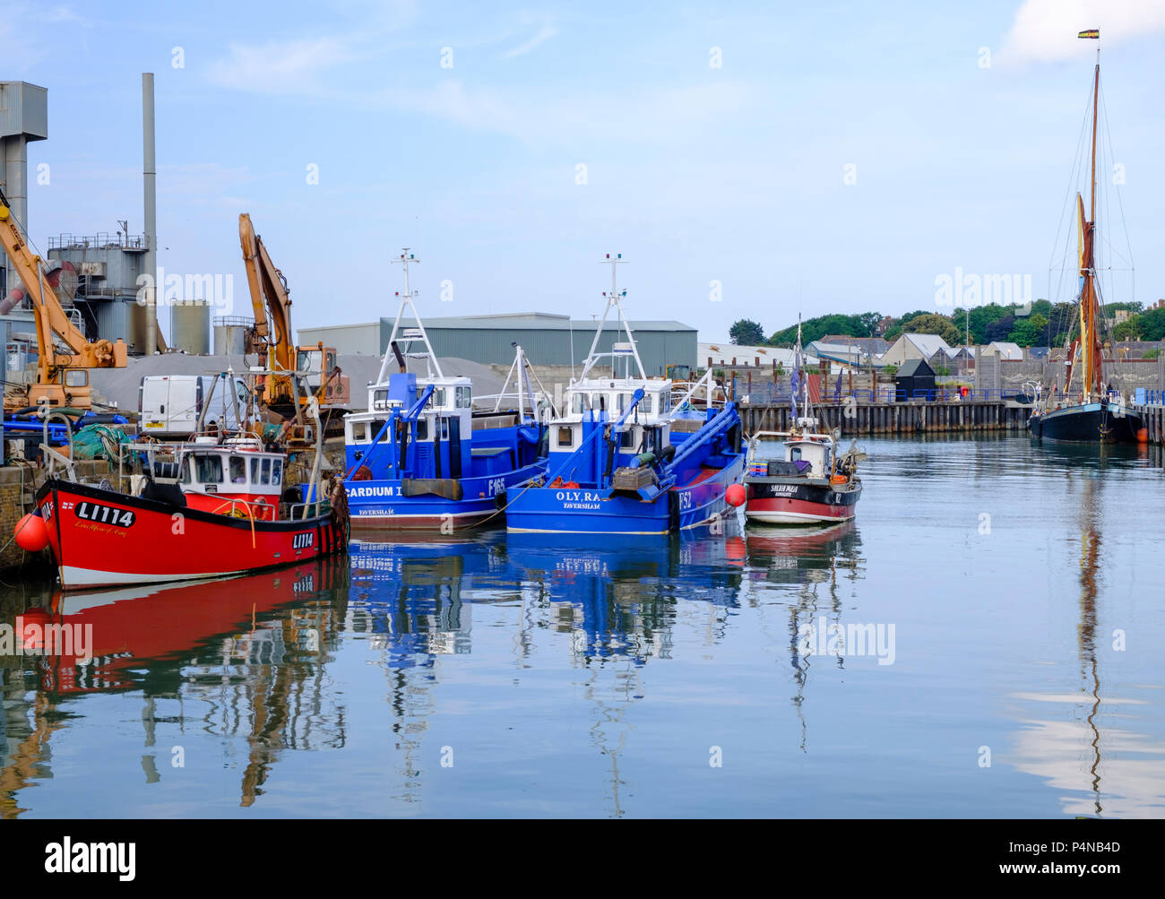 Barche da pesca e altre imbarcazioni in Whitstable il trafficato porto e porta. Foto Stock