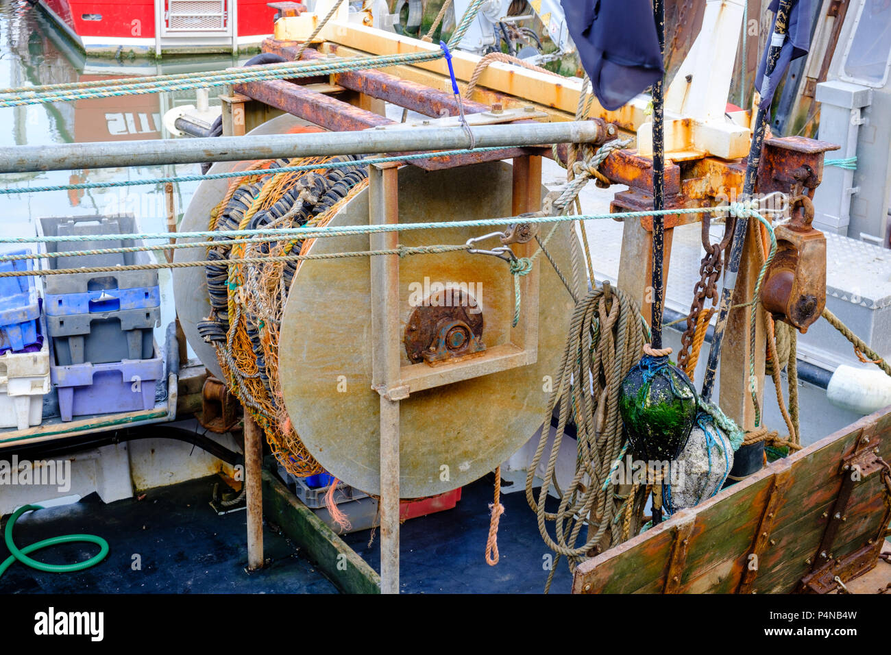 Gli attrezzi da pesca e macchinari pesanti sul ponte di una barca da pesca a Whitstsble Harbour, Kent Foto Stock