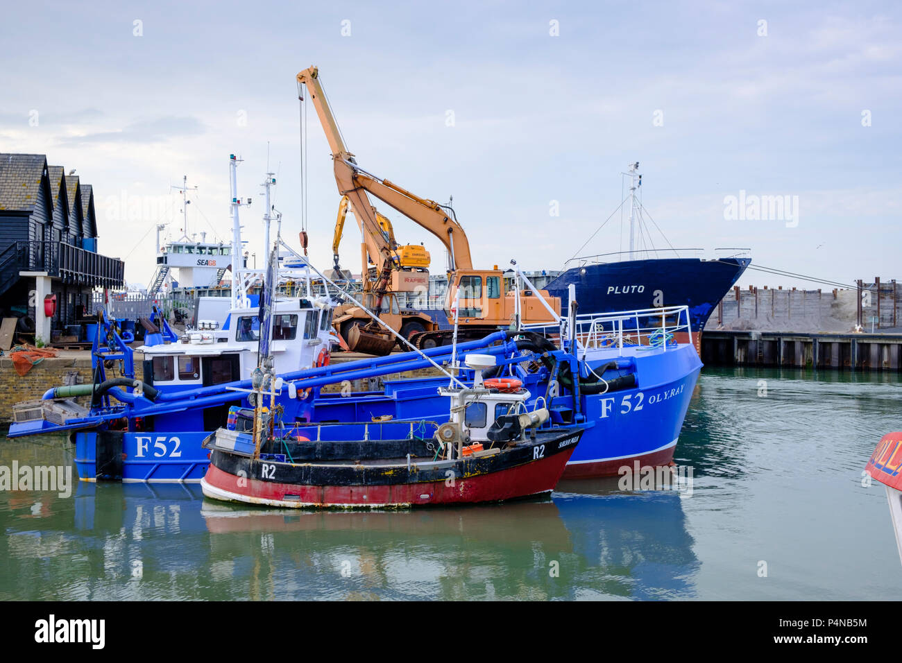 Barche da pesca e altre imbarcazioni in Whitstable il trafficato porto e porta. Foto Stock