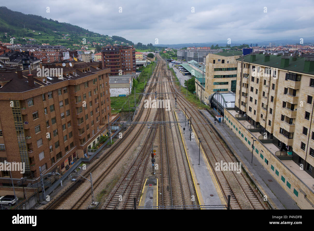 I binari ferroviari, Oviedo, Asturias, Spagna Foto Stock