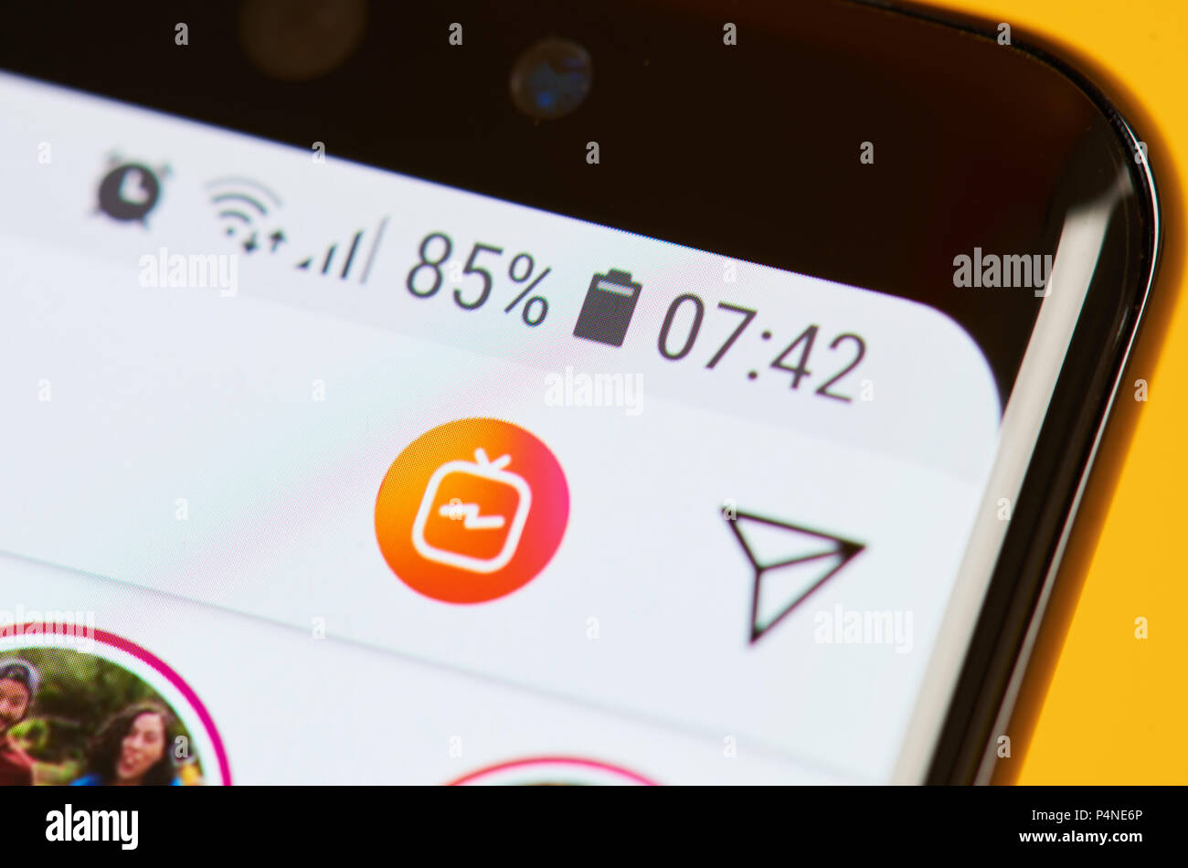 New york, Stati Uniti d'America - 22 Giugno 2018: Instagram IGTV icona mostra di nuovo video dei tuoi seguaci sulla schermata dello smartphone vicino fino Foto Stock