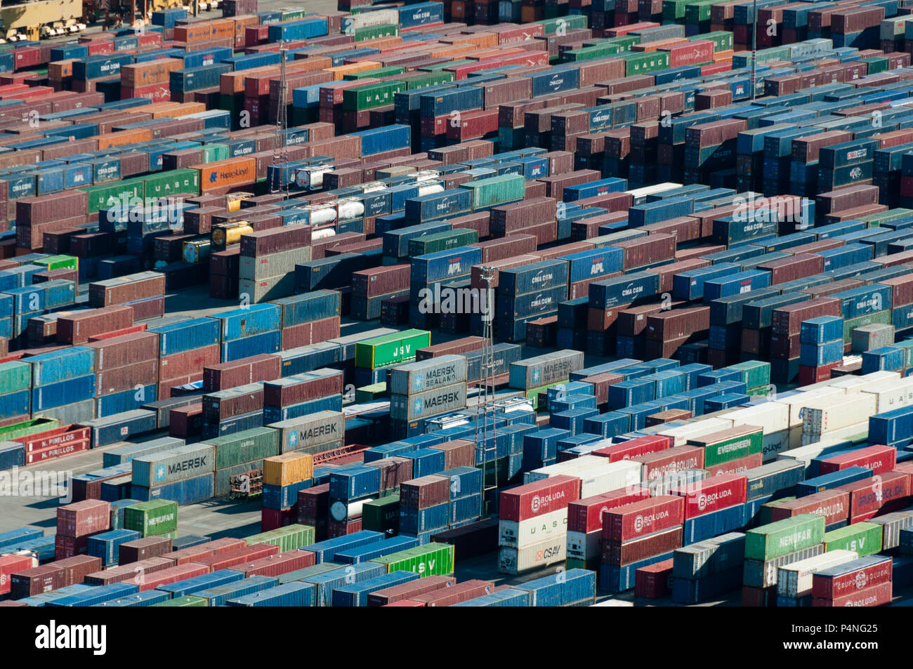 I contenitori di spedizione in attesa di essere caricati sulle navi al porto di Barcellona Foto Stock