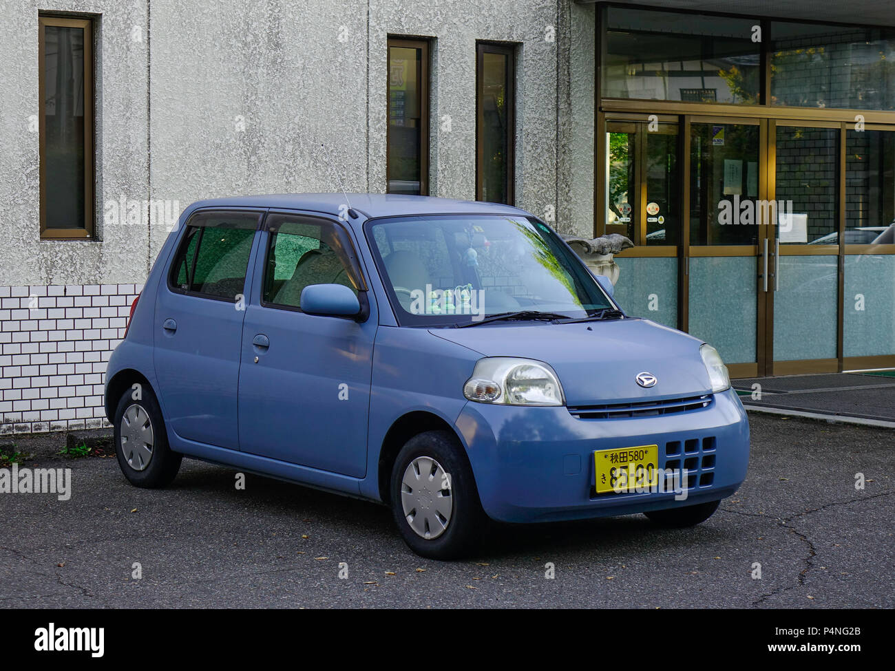 Akita, Giappone - Sep 26, 2017. Un piccolo parcheggio presso la casa rurale di Akita, Giappone. L'industria automobilistica in Giappone è uno dei settori più grandi Foto Stock