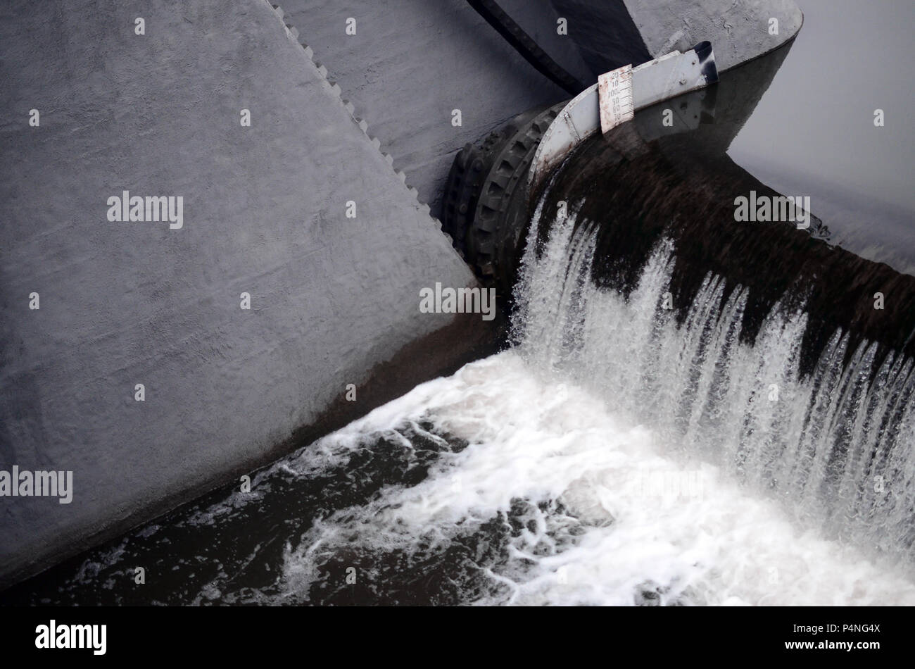 Un'immagine dell'acqua che scorre. La diga è progettata per regolare il livello di acqua nei fiumi entro la città e di fornire assistenza tecnica di acqua per uso industriale Foto Stock