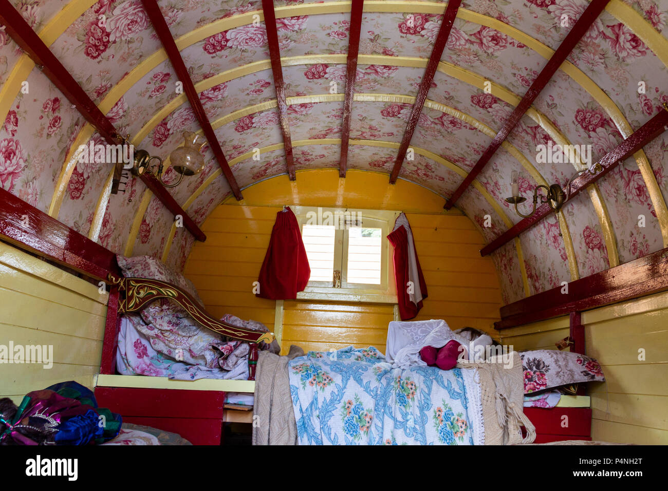 All'interno di un gypsy caravan che mostra la vernice floreali e decorazione colorata. Foto Stock