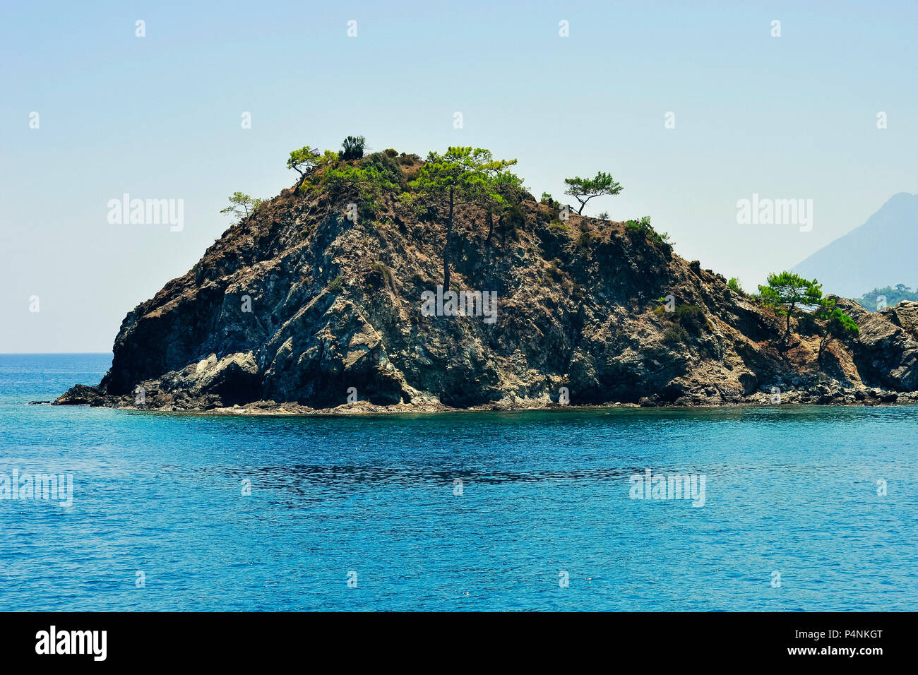 Mare rocciosa costa ricoperta di pini a Kemer, Antalya, Turchia Foto Stock
