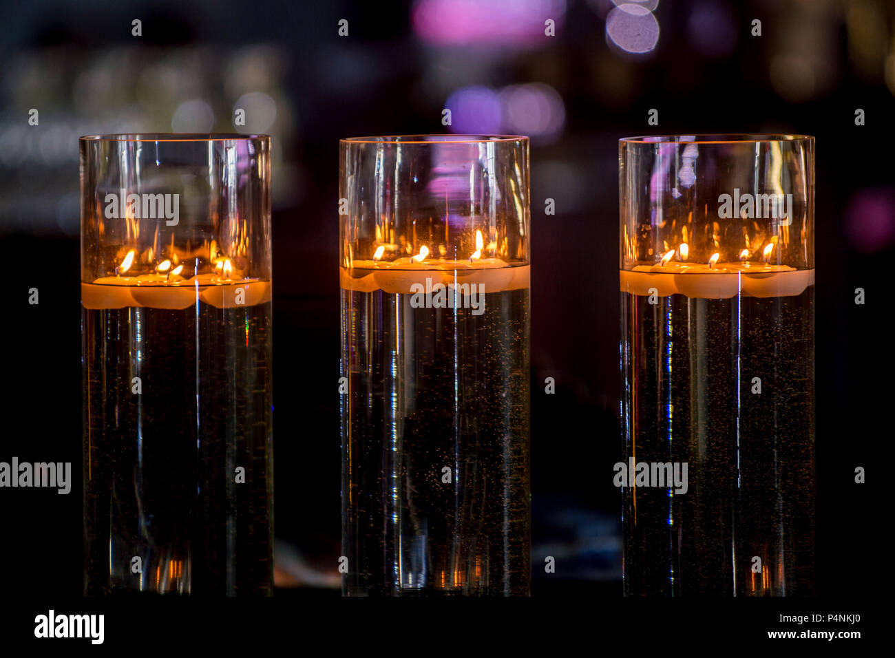 Ristorante accogliente arredo di interni, candele accese Foto Stock