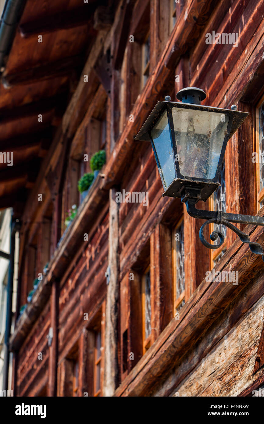 Primo piano particolare del tradizionale chalet Svizzero house Foto Stock