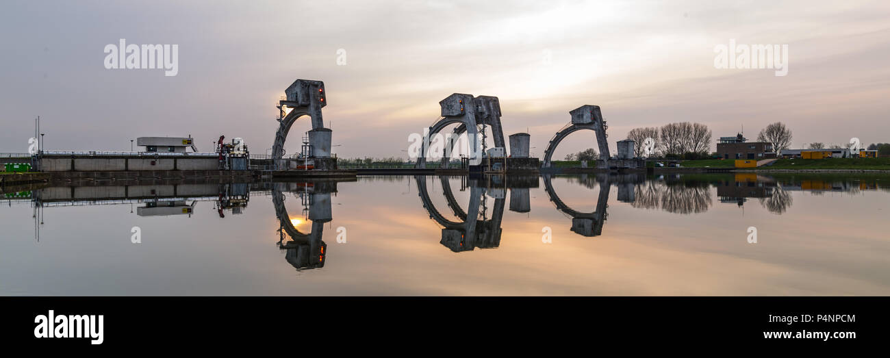 Weir vicino all'isola di Maurik nei Paesi Bassi durante sunse Foto Stock
