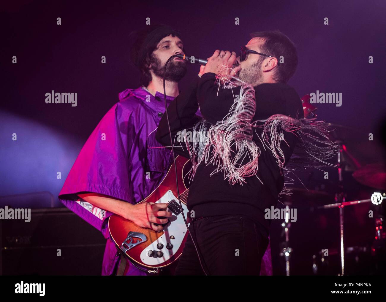 Sergio Pizzorno e Tom Meighan dei Kasabian esibirsi sul palco durante il Isle of Wight Festival presso Seaclose Park, Newport. Foto Stock