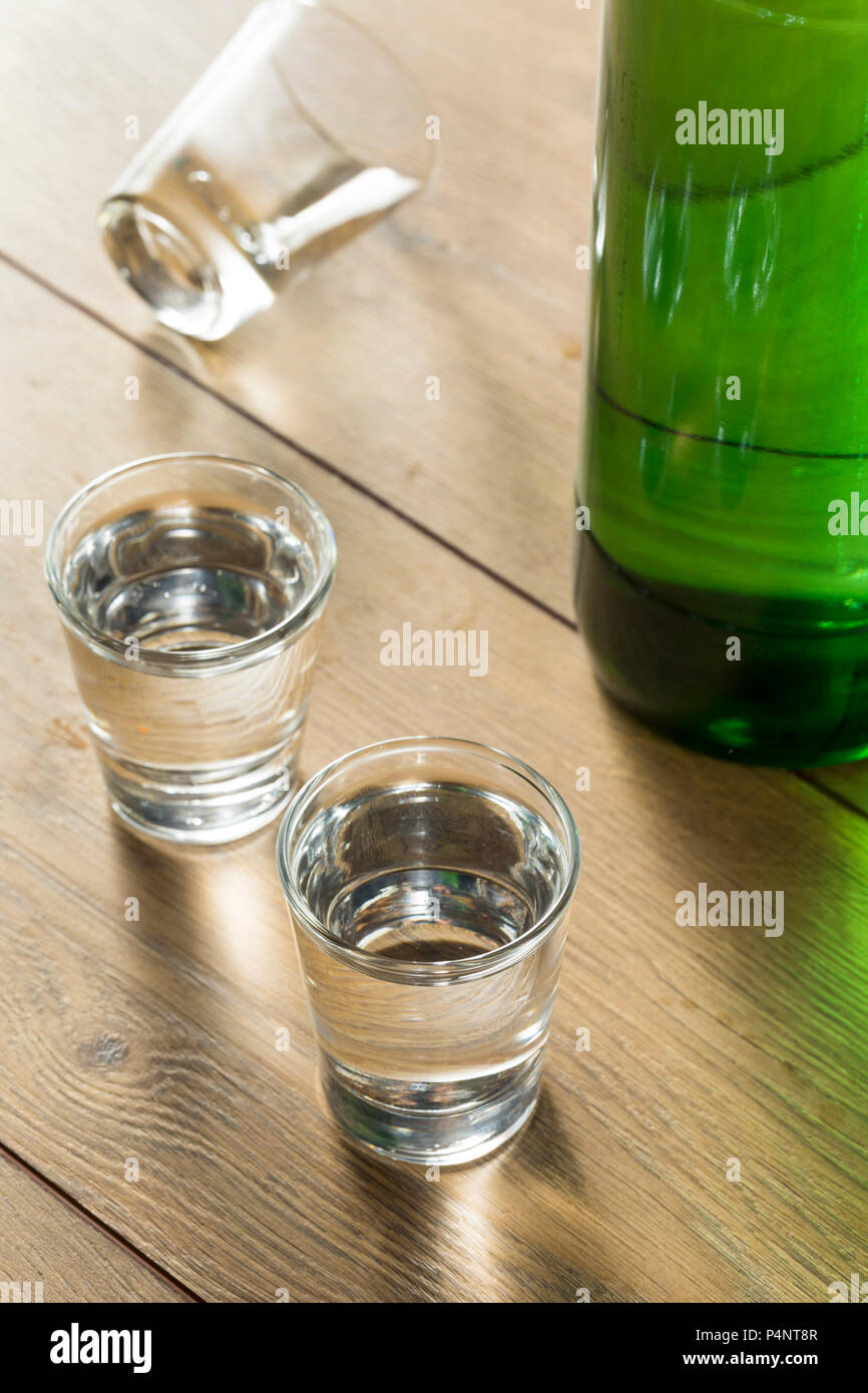 Chiara alcolica distillata Soju coreana in un colpo di vetro Foto Stock