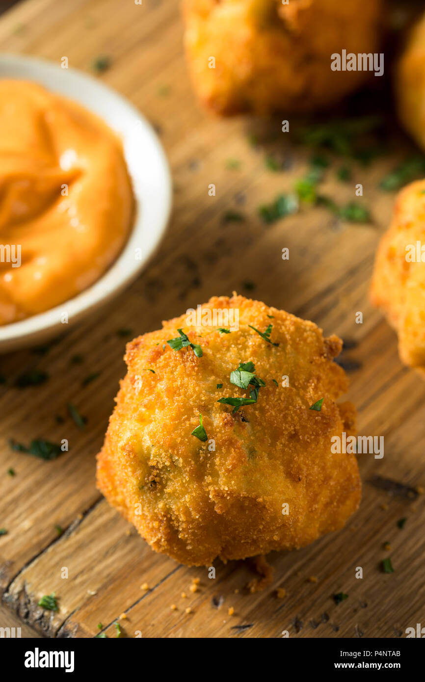 In casa Fritte crocchette di patate con salsa Foto Stock