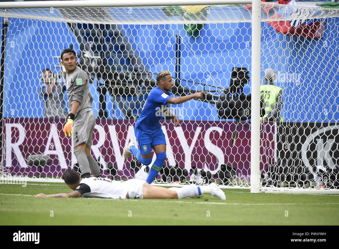 San Pietroburgo, Russia. Il 22 giugno 2018. Neymar del Brasile calci la palla durante la Coppa del Mondo di gruppo e gioco tra il Brasile e Costa Rica a San Pietroburgo Stadium Credito: Andre Paes/Alamy Live News Foto Stock