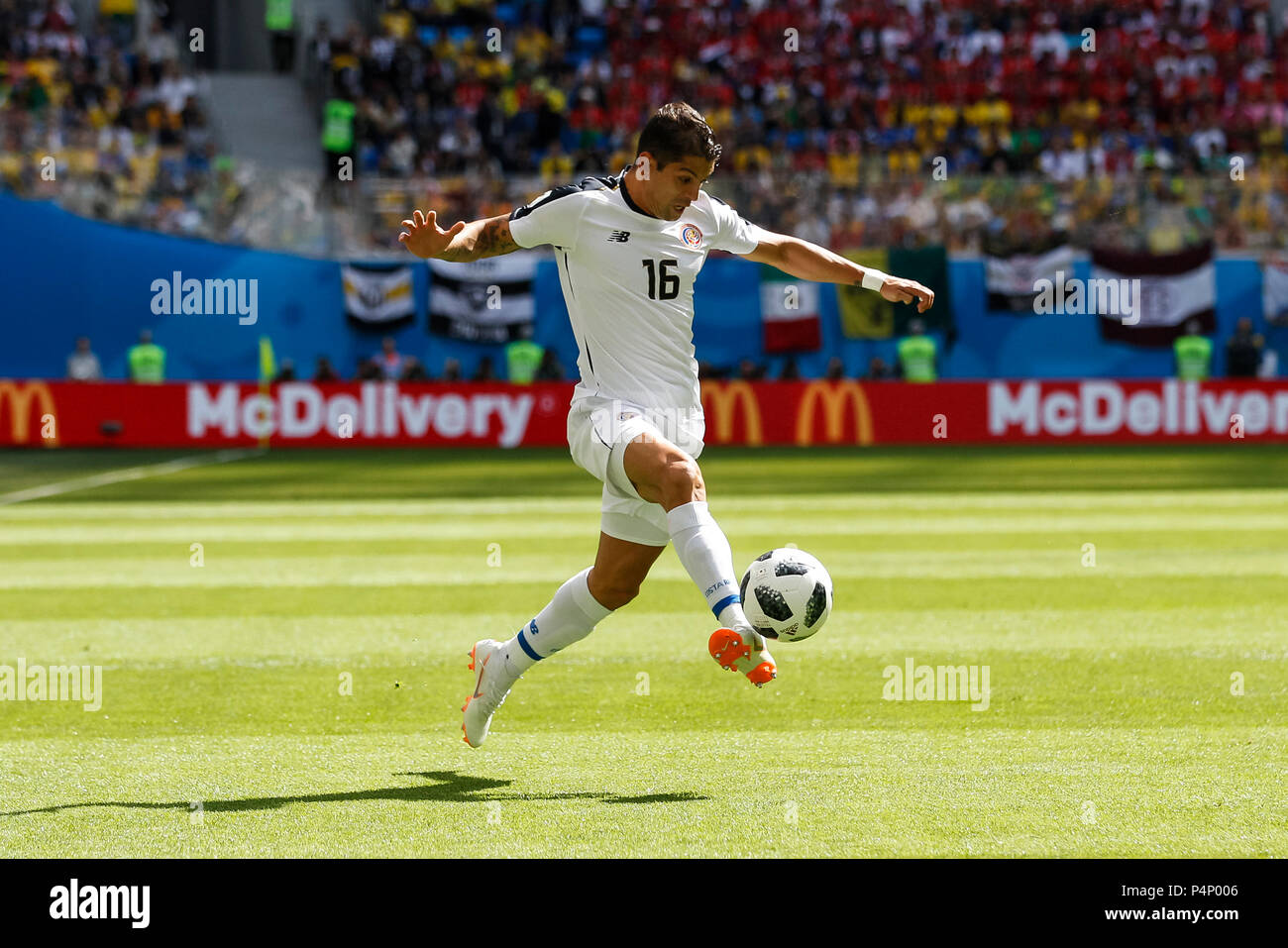 San Pietroburgo, Russia. Il 22 giugno 2018. Cristian Gamboa del Costa Rica durante il 2018 Coppa del Mondo FIFA Group E match tra Brasile e Costa Rica a San Pietroburgo Stadium il 22 giugno 2018 a San Pietroburgo, Russia. (Foto di Daniel Chesterton/phcimages.com) Credit: Immagini di PHC/Alamy Live News Foto Stock