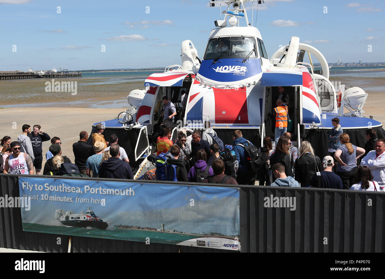 Isola di Wight,Hampshire giovedì 21 giugno 2018 Primi arrivi di camper per il cinquantesimo Isle of Wight Festival alcuni ancora imballati loro welly stivali più di 40,00 festaioli si stanno facendo strada in tutta l'Isola di Wight con molti assumendo che il fastidio e il facile corto dieci minuti di hop per le isole al Regno Unito il solo servizio pubblico hovercraft. Il personale presso il terminale a Southsea hanno pensato per un afflusso di partecipanti e di mantenere i m cool ha dato libero fuori Blow up hovercraft e pop di ghiaccio durante il breve periodo di attesa.©UKNIP Credito: uknip/Alamy Live News Foto Stock