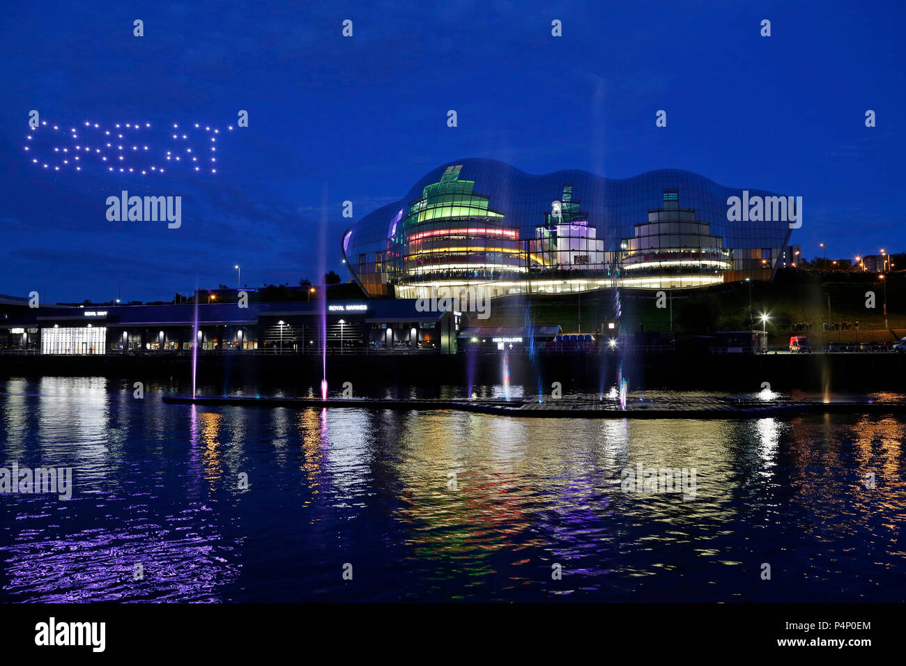 Newcastle, Regno Unito. Il 22 giugno 2018. Drone display durante la cerimonia di apertura della grande Esposizione del Nord a Newcastle-upon-Tyne, Inghilterra. Il 80-day festival s una celebrazione di innovazione, il patrimonio industriale e le arti e durerà fino al 9 settembre 2018. Credito: Stuart Forster/Alamy Live News Foto Stock