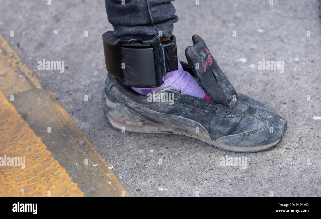 Una giovane madre dall America Centrale indossa una caviglia monitor dopo che lei e il suo bambino, fermati dopo aver attraversato il Regno States-Mexico confine illegalmente in Texas, sono state rilasciate in corrispondenza di una stazione di autobus in McAllen. Foto Stock