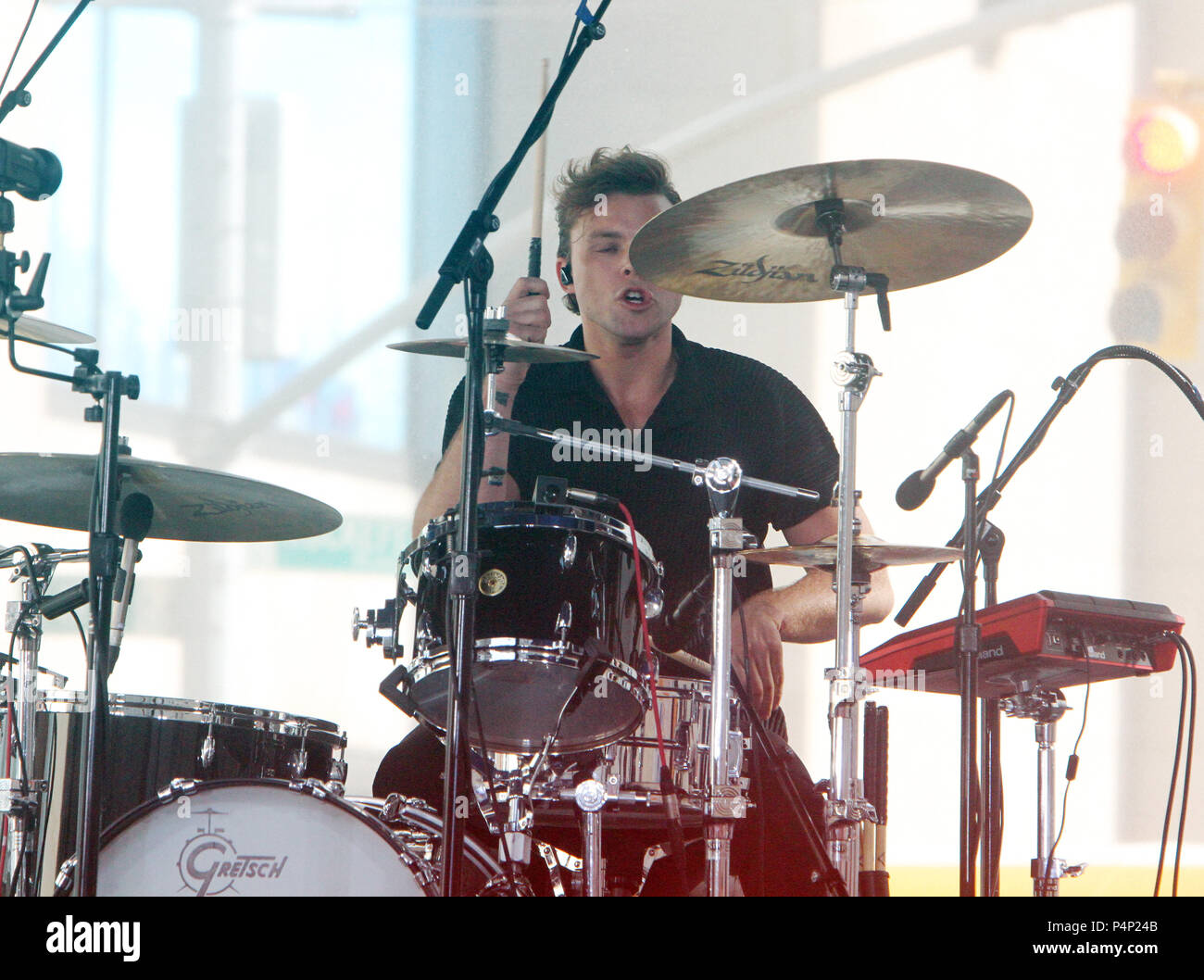 NEW YORK, NY Giugno 22, 2018: Ashton Irwin, di 5 secondi di estate esegue su NBC's "oggi una serie di concerti al Rockefeller Plaza di New York. Credito: RW/MediaPunch Credito: MediaPunch Inc/Alamy Live News Foto Stock