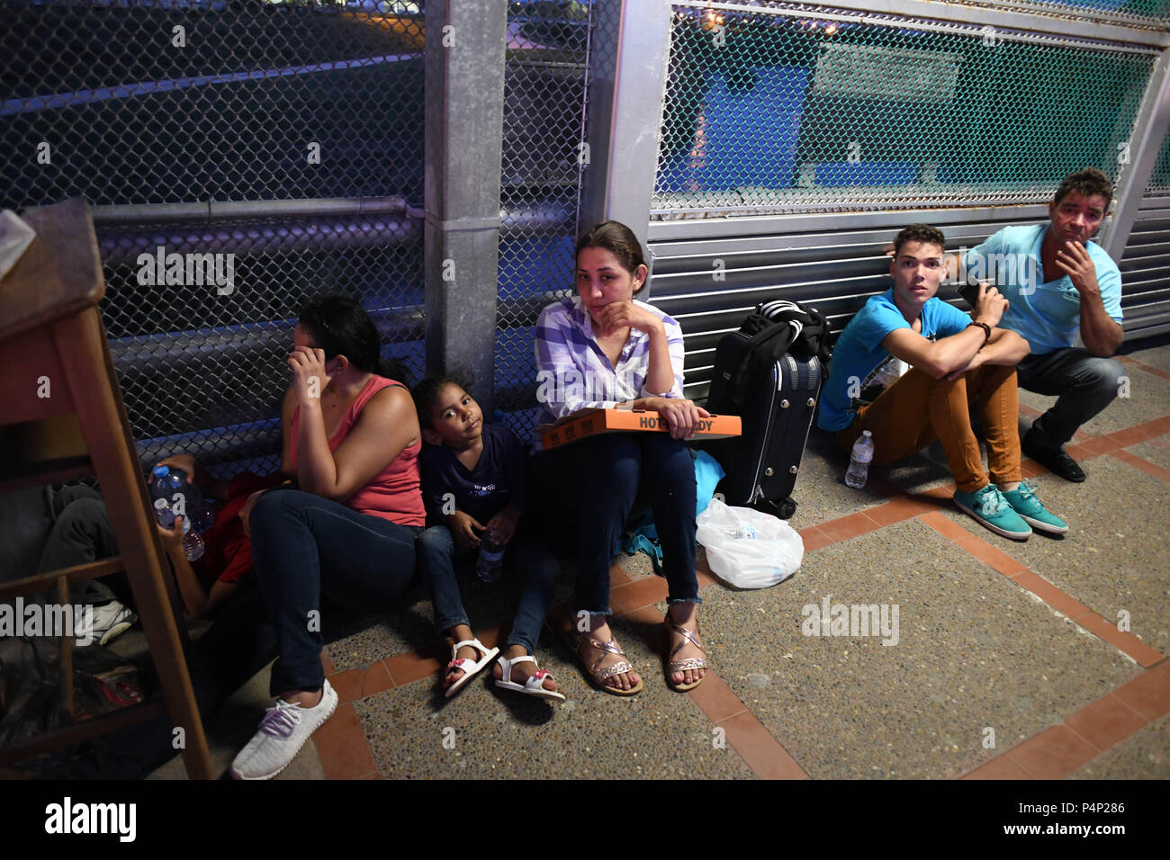 Brownsville, Texas, Stati Uniti d'America. Il 22 giugno, 2018. Due donne e i loro figli, da San Pedro, Honduras, e due uomini brasiliano, arrivo il venerdì notte in cerca di asilo a Stati Uniti-Messico confine sul Gateway ponte internazionale, degli Stati Uniti in cui le autorità di immigrazione rivolto lontano, dicendo che ripari per i richiedenti asilo erano pieni, secondo le donne. Credito: ZUMA Press, Inc./Alamy Live News Foto Stock