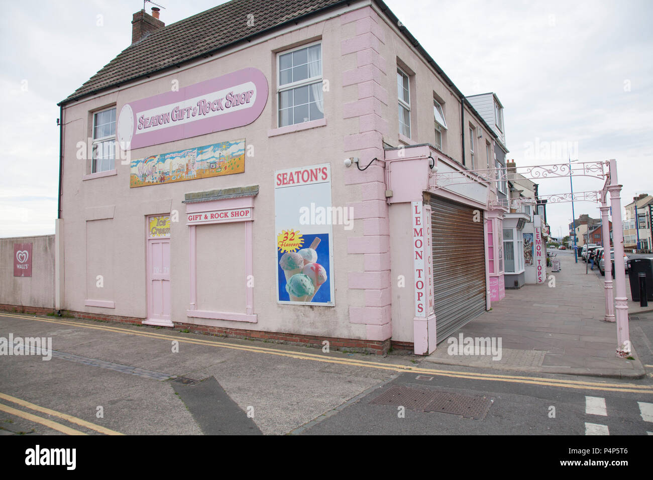 Seaton Carew, Hartlepool, Regno Unito. Il 23 giugno 2018. Una statua chiamata un ragazzo e la bicicletta è stato presentato come un omaggio al regista e produttore, Ridley Scott. Ha studiato presso il West Hartlepool College of Art e questo è stato il suo primo film. La gelateria presenti nel film. Credito : David Dixon/ Alamy Live News Foto Stock